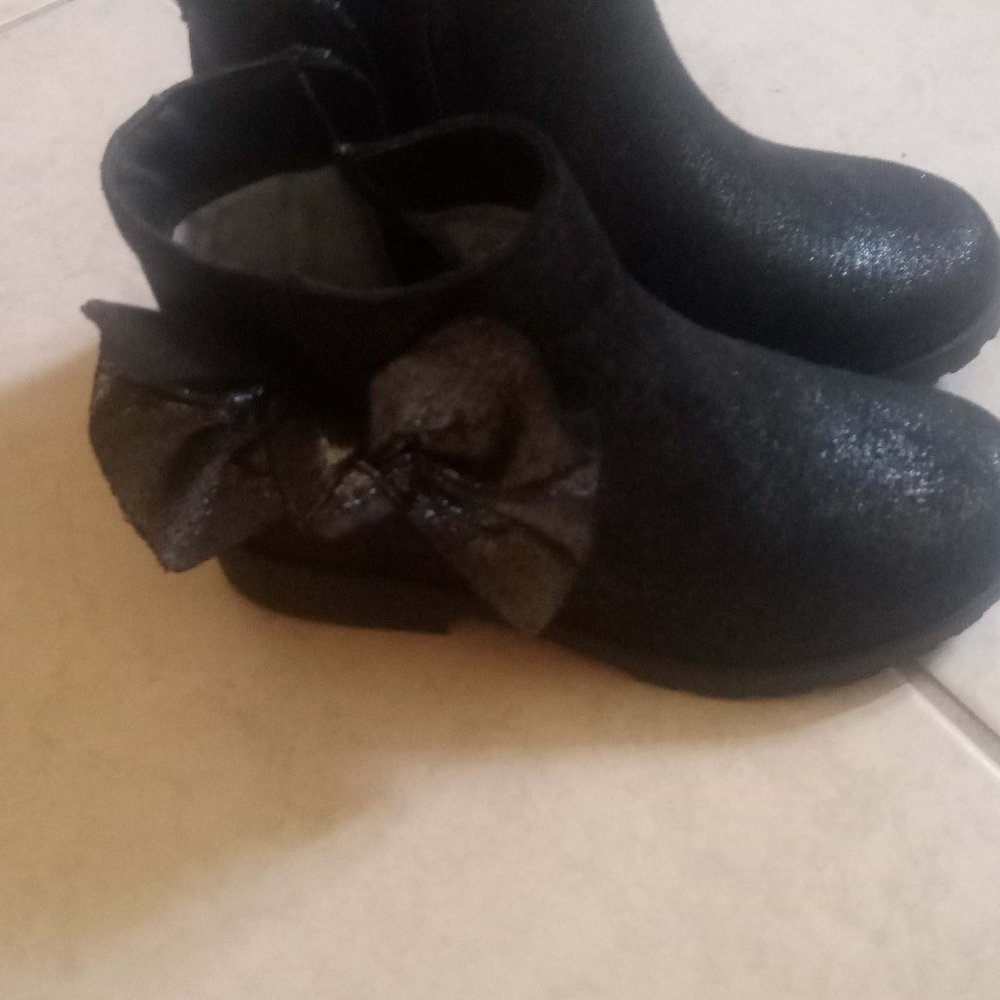 Young girls (7-8yrs old) black leather shoes